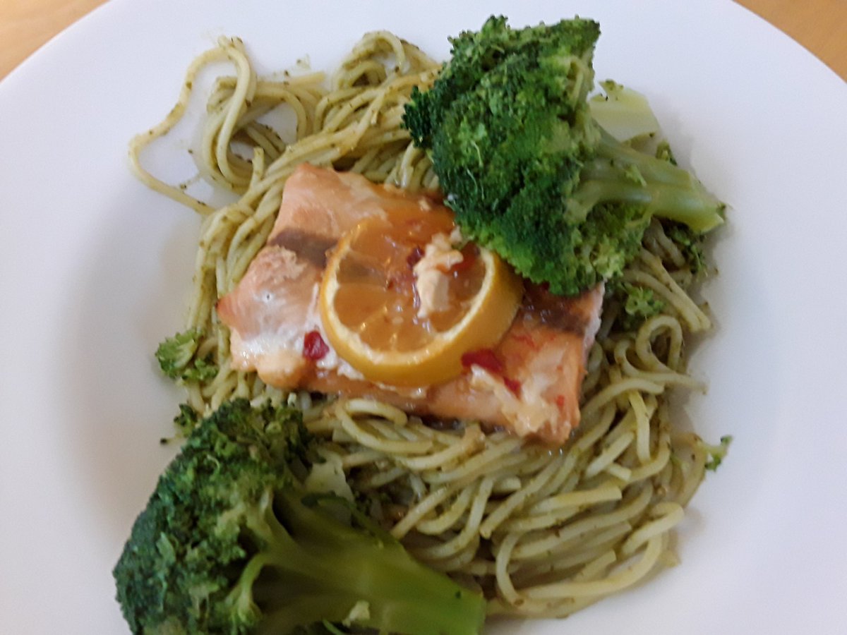 lynnett44's tweet photo. Lemon and basil parsley salmon with pasta and broccoli https://t.co/POs96bWhN1