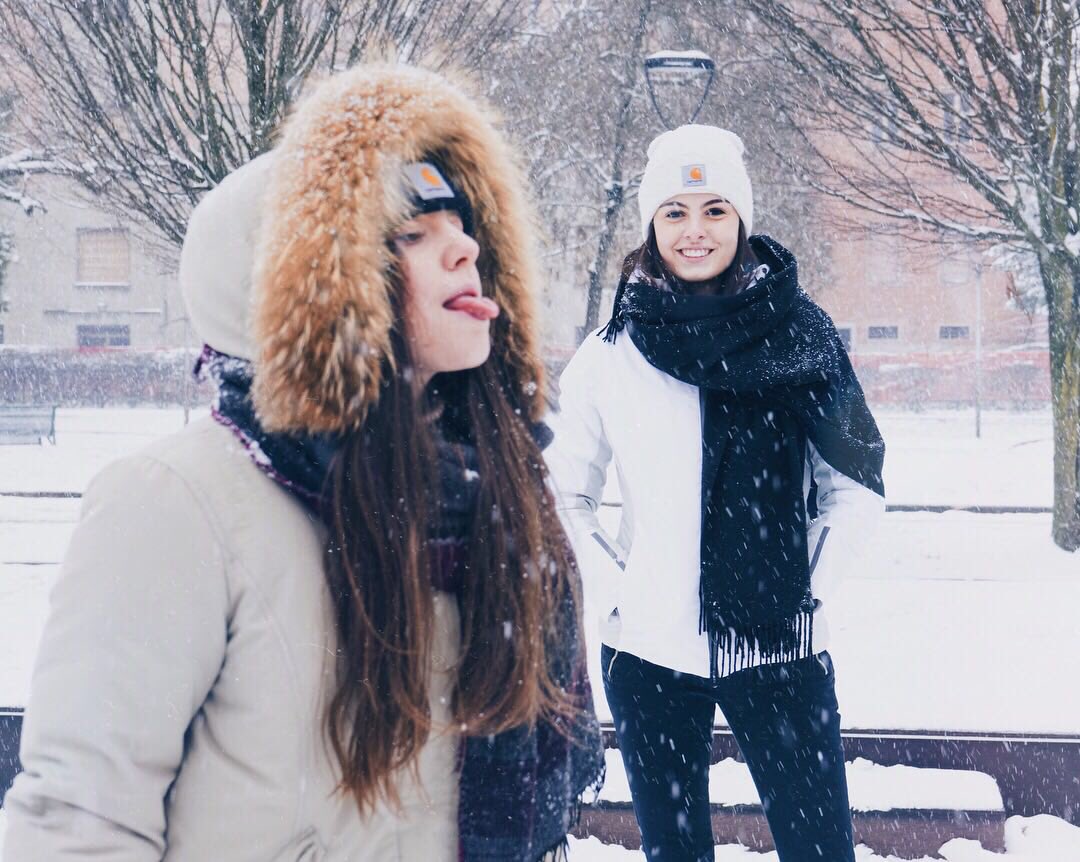 oppositeoff's tweet photo. Due bimbe al parco 
#neve #1marzo https://t.co/9JutvzDvRu