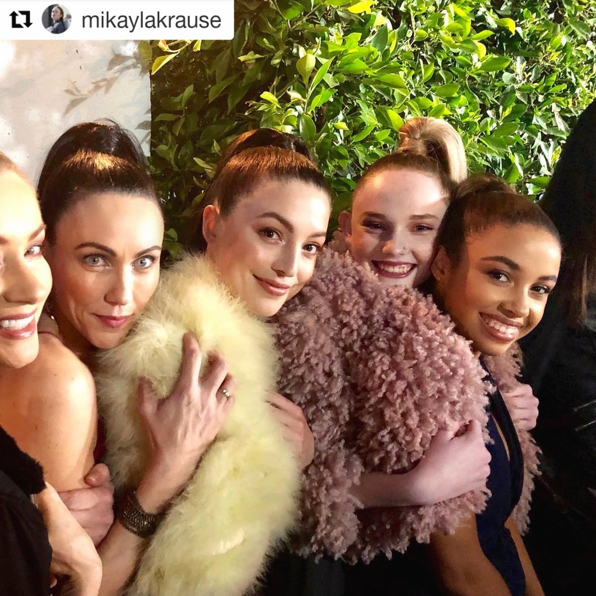 KirstyLMitchell's tweet image. Thanks to these beautiful ladies for keeping me cozy on the red carpet! #autismspeaks #fashion #matthewmitchell #giftingyourspectrum #gordanagehlhausen #autismawareness #KirstyMitchell