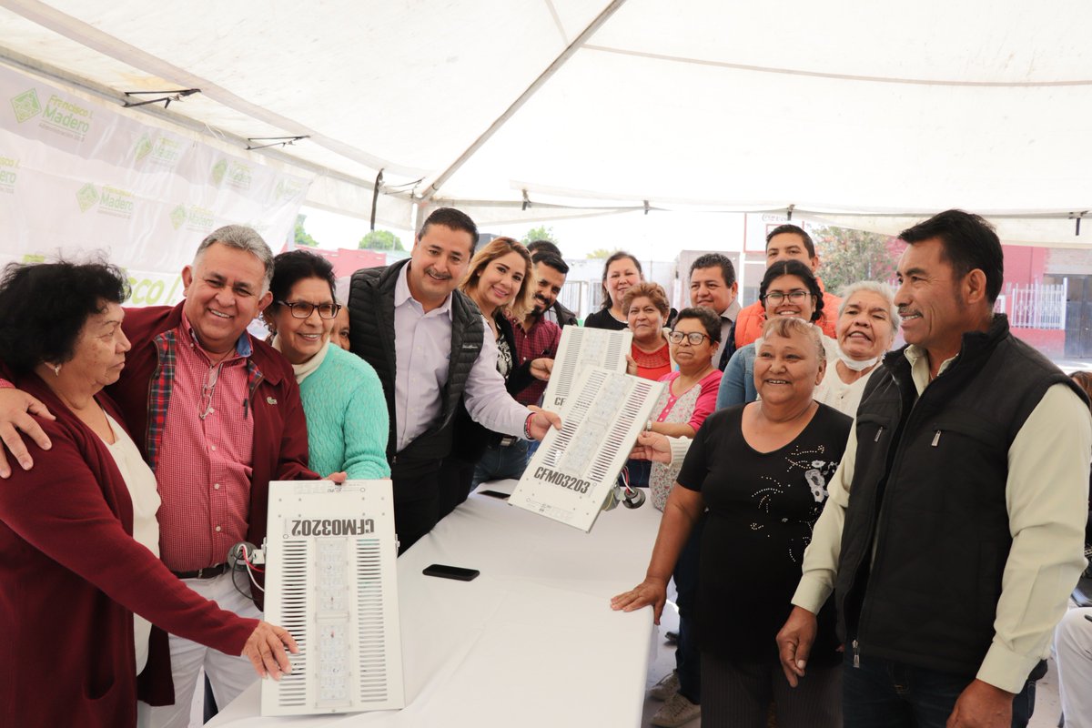 ModestoAlcalaOf's tweet photo. Gracias al respaldo del @GobDeCoahuila encabezado por @mrikelme , dimos arranque a la instalación de 128 luminarias tipo LED en el Ej. Santo Niño, a fin de reforzar las acciones de seguridad en bien de las y los maderenses.
#UnPasoMásHaciaElProgreso #FuerteCoahuilaEs https://t.co/ukwIZhTO36