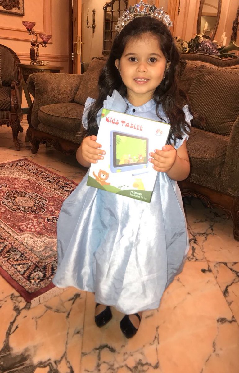 Smile_Town433's tweet photo. صديقتنا الحاصلة على المركز الأول في #مسابقة_مدينة_بسمة بعد استلامها للجائزة. 😍⭐️ #مدينة_بسمة https://t.co/9lccFiJx6m