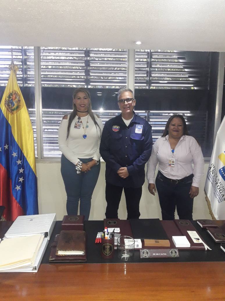 DivDrogasCicpc's tweet photo. Jefa de la Dirección Contra Drogas y Jefa de la División de Investigaciones Contra Drogas, realizaron reunión con el General Juan Pedro Grillo Gonzalez, Jefe de la Oficina Nacional Antidrogas, a fin de realizar estrategias para los trabajos en conjunto. https://t.co/D2eDABC4eV