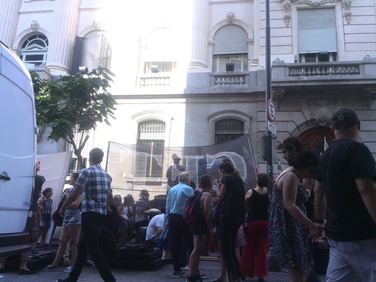 Difundimos:
“estudiantes de profesorados manifestándose contra la reforma que los anglomera bajo una sola institución cerrando todo centro de enseñanza terciario anterior y especializado. Mas que nada se lo mando porque dudo que los medios digan algo al respecto.”