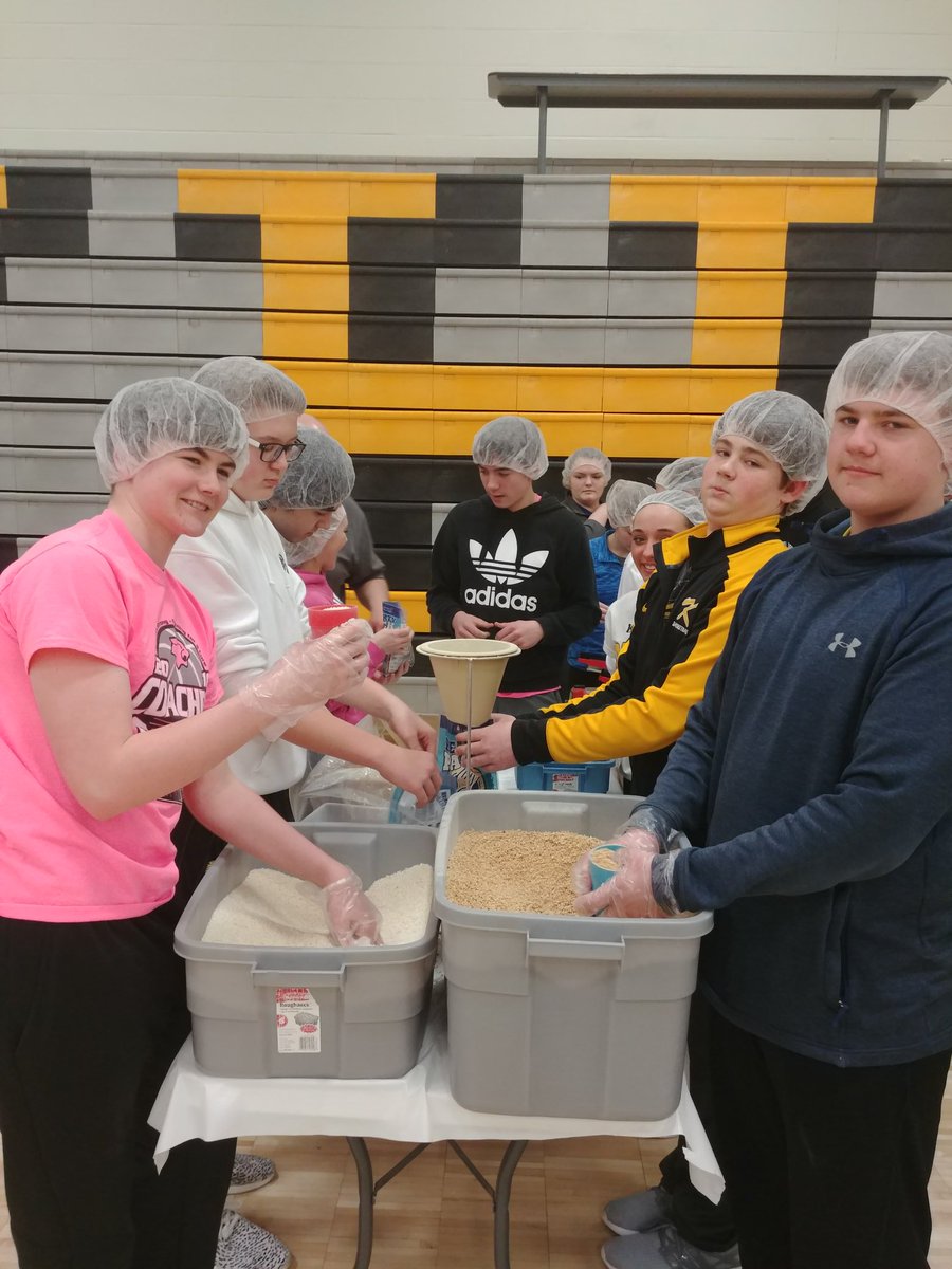 JohnstonKHSAg's tweet photo. Freshman did their part in packaging for Meals From the Heartland! #FFALeadsTheFeed. #PanthersPreventHunger #kcsdpride https://t.co/eOMTDQIH67