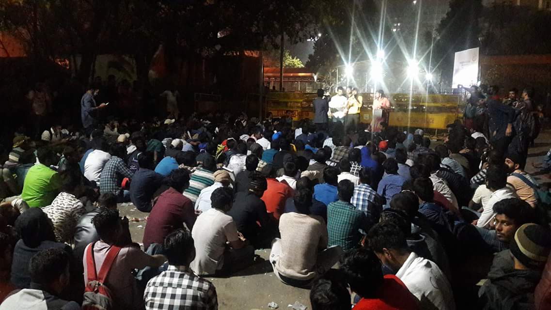 RiturajRoy56's tweet photo. It is 01:20 AM on 2nd March . Jammer has been installed at CGO Complex. Police will soon start lathicharge . No live video can come out . Brutality has started to ruthlessly crush a peacefu l protest.
#Naukri_Ke_Dalal #cbi4ssc @ShashiTharoor https://t.co/PdAGNf4viM