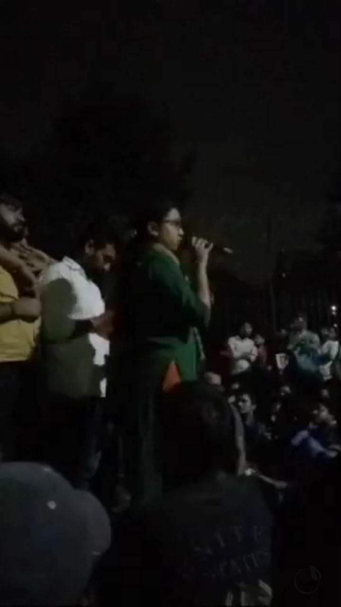 RiturajRoy56's tweet photo. It is 01:20 AM on 2nd March . Jammer has been installed at CGO Complex. Police will soon start lathicharge . No live video can come out . Brutality has started to ruthlessly crush a peacefu l protest.
#Naukri_Ke_Dalal #cbi4ssc @ShashiTharoor https://t.co/PdAGNf4viM