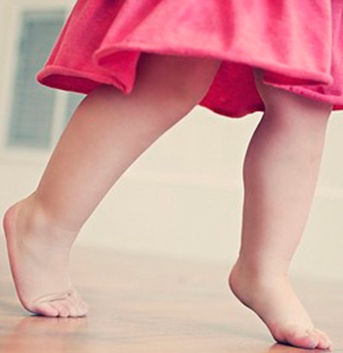 HartSakai's tweet photo. Is your child toe walking? If they are younger than 2 then no need to fear if all other things are normal. If past 2, you may need to look more in depth. Could be cerebral palsy or other diagnoses!
#PT546week8 @bsargent_usc @juliehershberg https://t.co/NUCvB1NekN