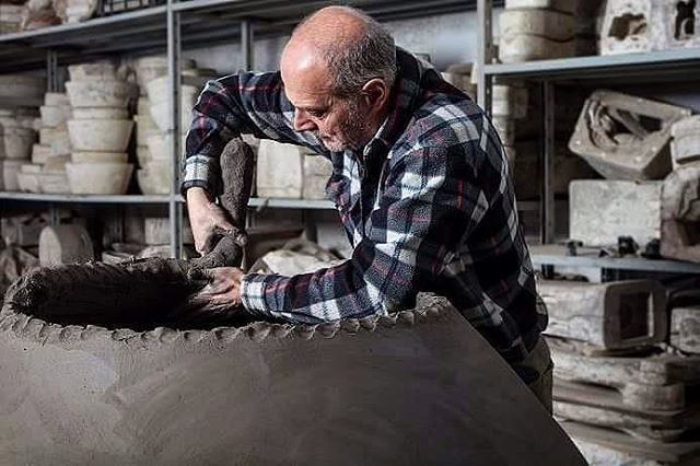 creatoadarte's tweet photo. [#creatoadartetoscana]
Oggi vi portiamo ad Impruneta (FI) per conoscere la fornace Artenova, che costruisce anfore e grandi giare da vino interamente a mano. L’artigiano manipola e poi sovrappone, girando intorno al vaso, cilindri di argilla, comprimendo… https://t.co/gpIHaIqSU5 https://t.co/PGPyNhDKQe
