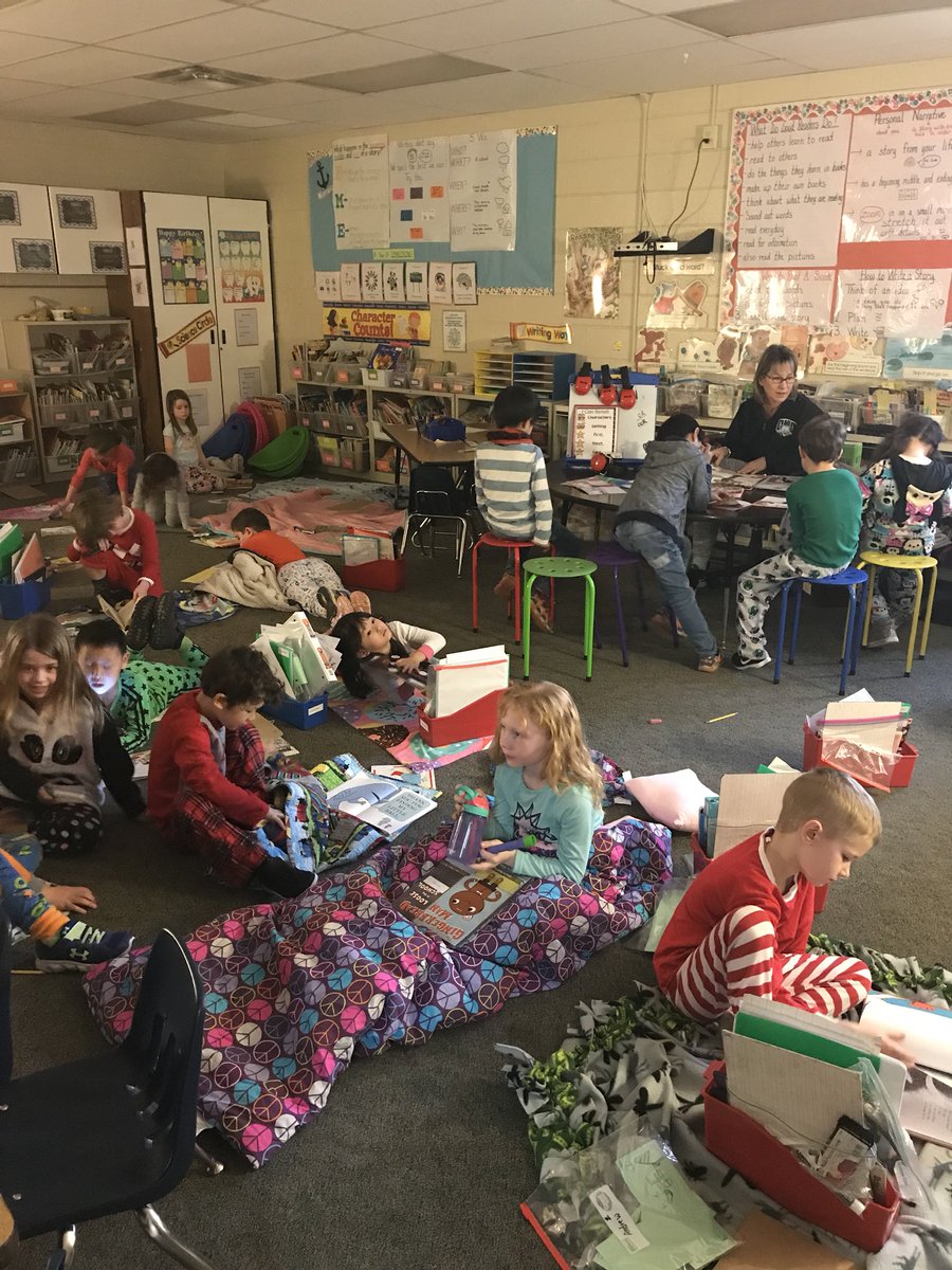 mrspalone10's tweet image. Our happy campers won a reading party! A great way to celebrate Read Across America week. @dreDCSD