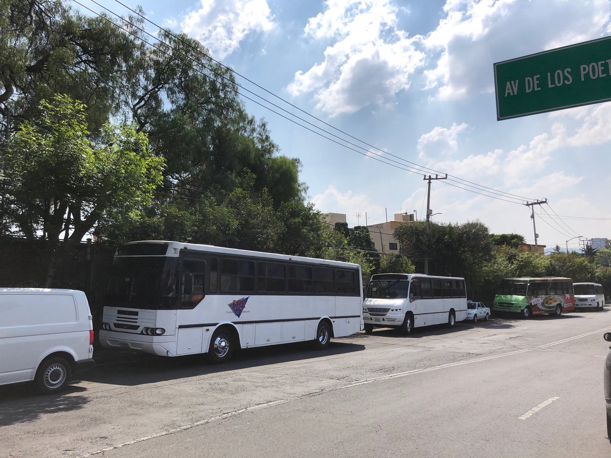 Esto en av centenarioBosquesDeTarango frente al Oxo cerca club SportWorld, y las grúas @DelegacionAO d plano ya hacen base aquí ??  <a href="/LasAguilasCDMX/">LasAguilasCDMX</a> ! Q pasa con promesas y decisiones??