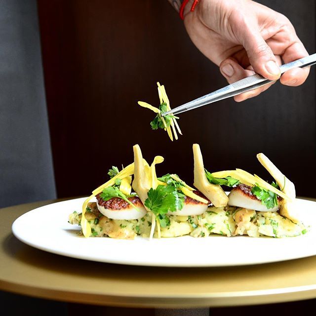 Star_Chefs's tweet image. Chef Eric Damidot is new in town, and he’s working with CDC Patrick Lebeau on NoMI’s Midwestern meets French menu. This is his Pan-seared Scallops, Smashed Fingerling Potatoes, Artichoke Barigoule, Licorice Shoots, and Parsley.  #StarChefs #Chicago #doyo… ift.tt/2oCcGAc