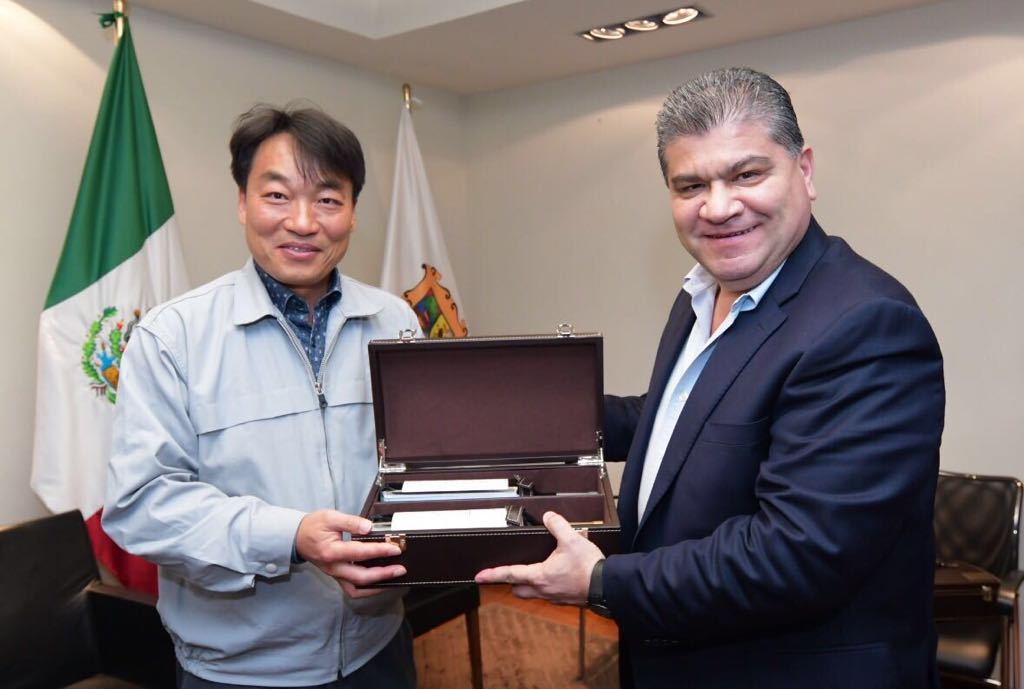 GobDeCoahuila's tweet photo. El Gobernador @mrikelme junto a  Unsoo Kim, Presidente de Sangsin Brake; Sang ha Park, anunciaron una inversión de 65 millones de dólares, así como la creación de 400 empleos, con la instalación en #Arteaga de la empresa coreana Sangsin Brake, líderes en sistemas de frenos 🇰🇷 https://t.co/4DYmC7YfaA