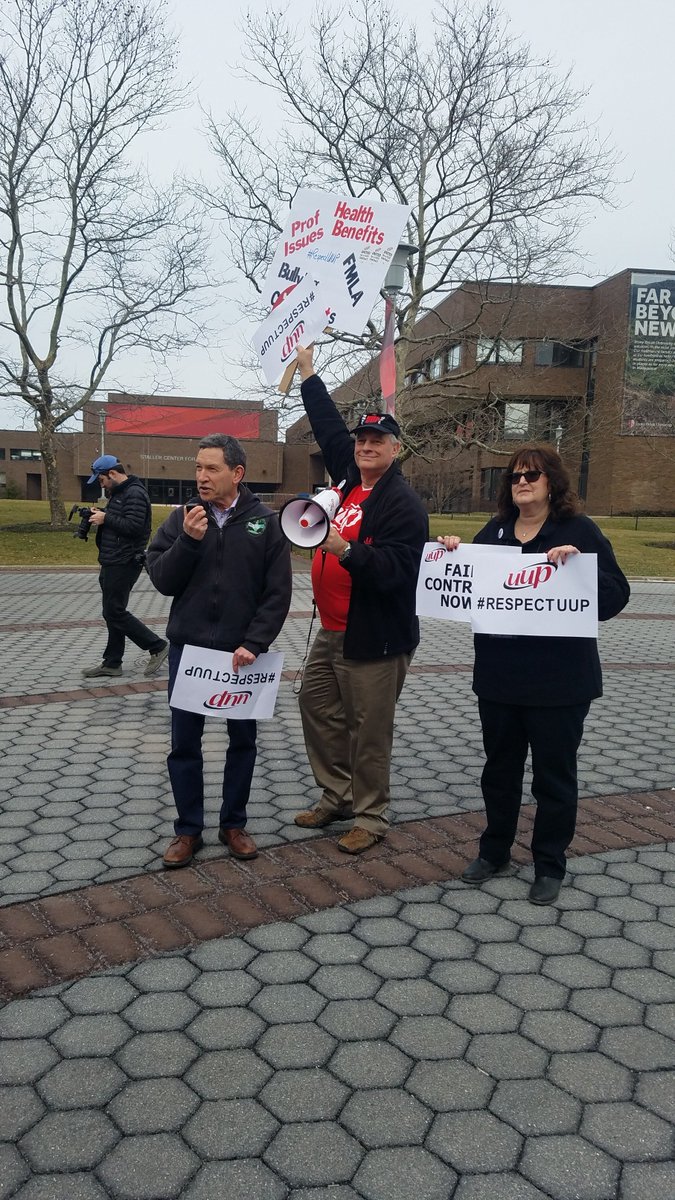 uupstonybrook's tweet photo. A few pics from our successful contract rally today. @uupinfo @frederickkowal #RespectUUP #UnionStrong #UUP https://t.co/ykWYcnFFg3