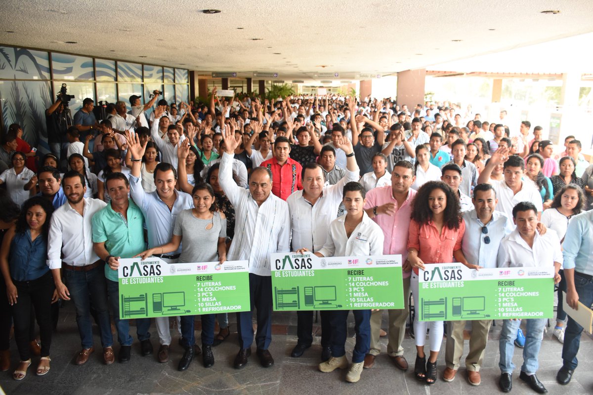 SejuveGuerrero's tweet photo. El Gobernador, @HectorAstudillo mejora las condiciones de los moradores de Casas de Estudiante, junto al Rector de la UAGro @JavSaldana y al titular de la SEJUVE @humbertodiaz22 hace entrega de equipamiento que beneficiará a jóvenes del Estado, que estudian en #Acapulco https://t.co/TsIfVLz41S