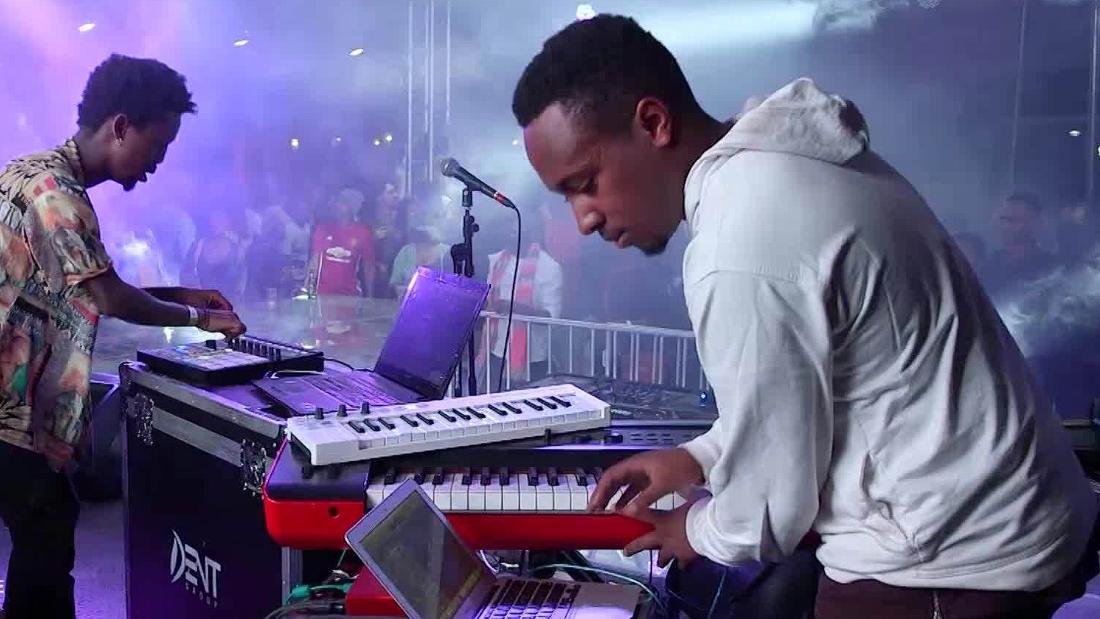 Its_Double_H's tweet photo. How #Kenya's #ElectronicMusic industry is turning bass to bucks 🏭 🥁 💲 https://t.co/pxqGK9oyts #diplo #musicfestivals @KenyaNights @KilifiNewYear @EAWaveSound @AlchemistBar254 #bass #djs https://t.co/6sqzTkeSY7