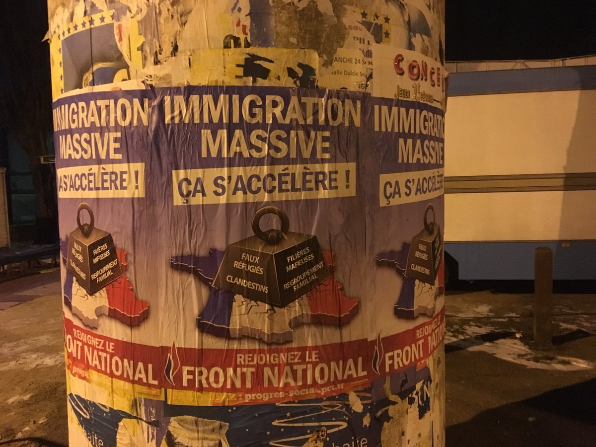 AymericDurox's tweet photo. Collage nocturne et dans le froid sur le canton de #Nangis mais c’est pour la bonne cause 🇫🇷. On ne lâche rien ! #fn77. https://t.co/YubCH9rLhT