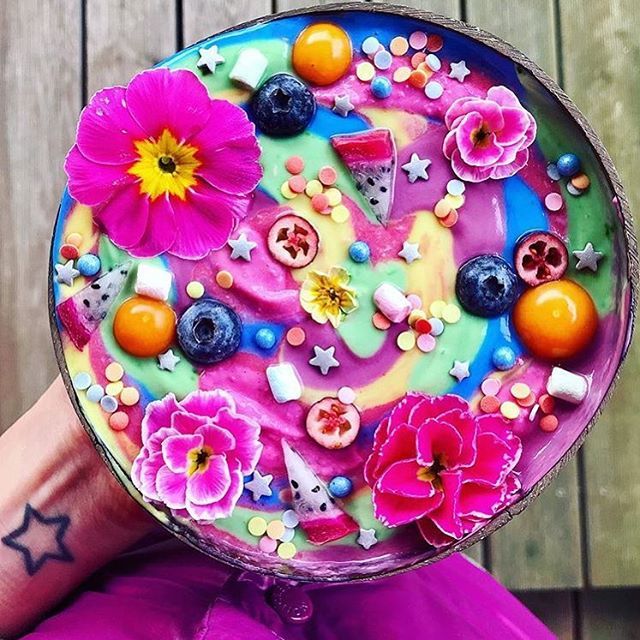 smoothie_bowls's tweet photo. WOW WOW WOW 🌈💖 How AMAZING are all the bright rainbow colours in this smoothie bowl, by the beautiful Chiara of @la_golosona ☀️🌈☀️🌈☀️ This has most definitely brightened up my day ☀️ https://t.co/l6rDqenZwd https://t.co/NeSybPtUoV