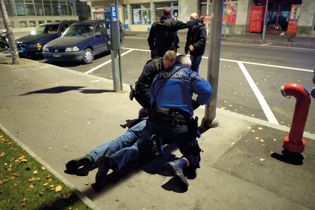 renverse's tweet photo. Hier à Lausanne, la police a tué Mike du collectif Jean Dutoit. https://t.co/sQwiUsL62C https://t.co/TSfFQLJKfd