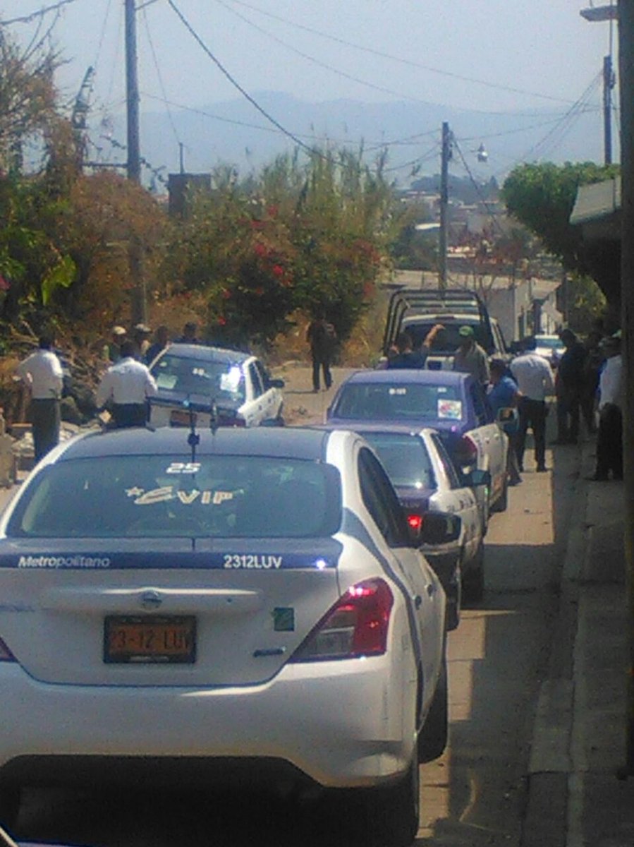 24_morelos's tweet photo. Se reporta que un taxista en presunto estado de ebriedad, atropelló a un peatón en la colonia #Texcaltepec de #Cuernavaca, como referencia cerca del poblado de #Ocotepec.
Al lugar han arribado unidades de emergencia. https://t.co/m1rJEfPp8q