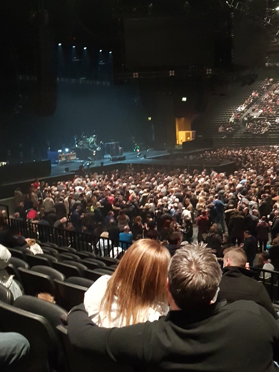 samzie79's tweet photo. Waiting for @stereophonics..😁😁😁 https://t.co/SYK5I5AQCv