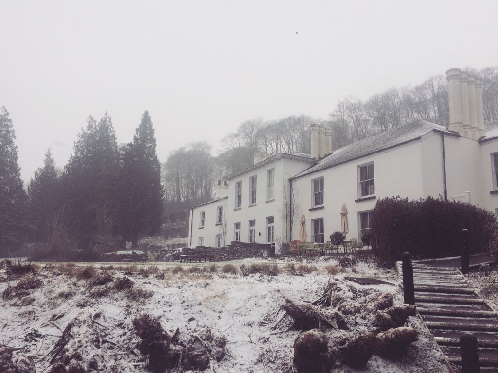 The_Cornwall's tweet photo. This was the scene at #TheCornwall Hotel at 3pm today! #Snow #snowwatch #BigFreezeon5 #Cornwall #StAustell https://t.co/9D7jWL2A9p