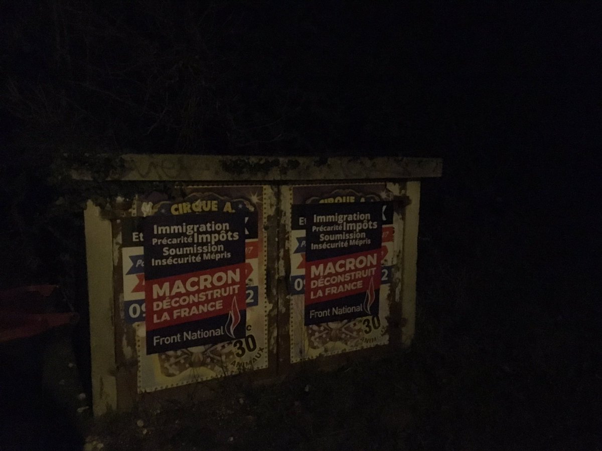 antoineMrtl's tweet photo. Petit collage nocturne dans le froid sur le canton de #Nangis. #FN77 https://t.co/xWfpeND84x