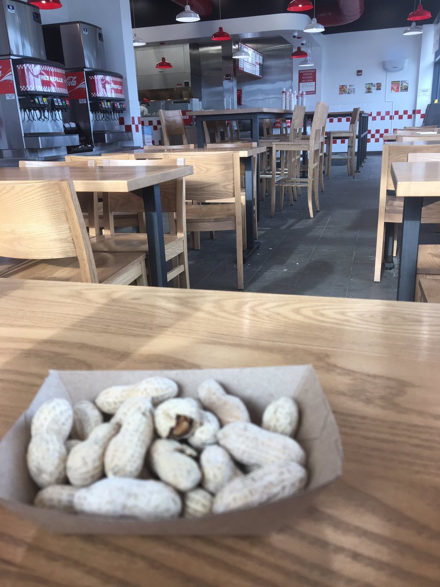 Rasps_Chaps's tweet image. Americans get to munch on peanuts!? While waiting for food #fiveguys