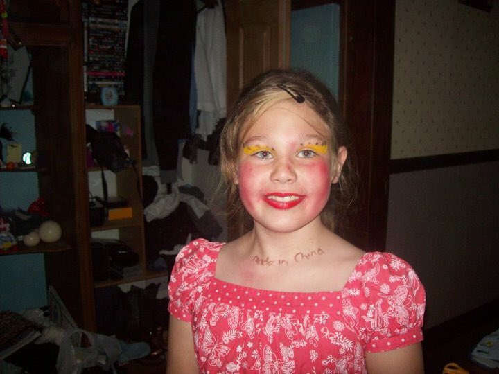chloe_griersonn's tweet photo. Honestly dunno what’s worse, the blusher or the fact she wrote ‘made in China’ on her bloody neck. #sendfuckinghelp https://t.co/FopdkAFZdA