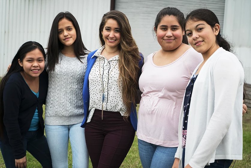 SciGirls's tweet image. Happy #WomensHistoryMonth!  #SciGirls is celebrating women who inspire girls in #STEM. Alma Stephanie (pictured below) mentored these SciGirls as they learned all about materials used in space in our new episode Escuadrón Espacial.  

What women have been your STEM #RoleModels?