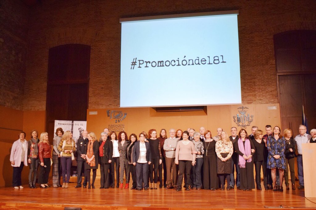 SanGomezLopez's tweet photo. Una foto histórica fruto de un genial documental de @RicardChicot. Junto  a las mujeres y hombres de la @policialocalvlc en la #PromociónDel81, su autor, mi compañera @anaismenguzzato y Ricard Pérez Casado. ¡Todas y todos sois muy grandes! https://t.co/eGWkgd6Mjm