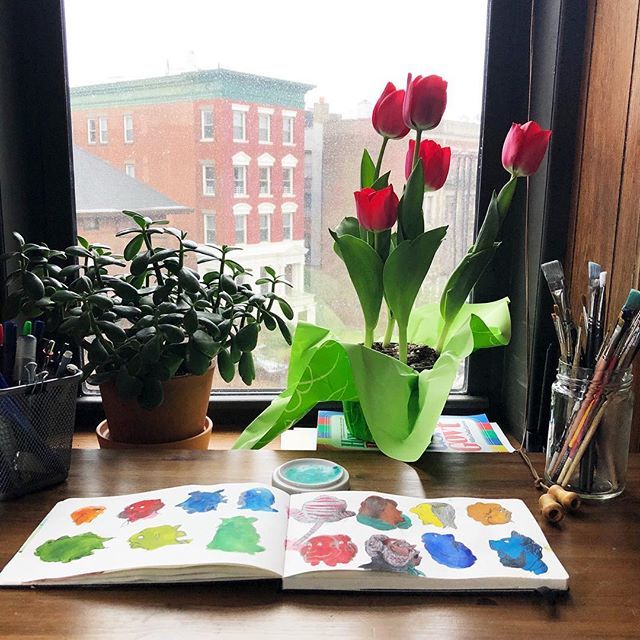 Oh, hello March. 🌷🌿#waitingforspring #onmydesk #march ift.tt/2HW3crR