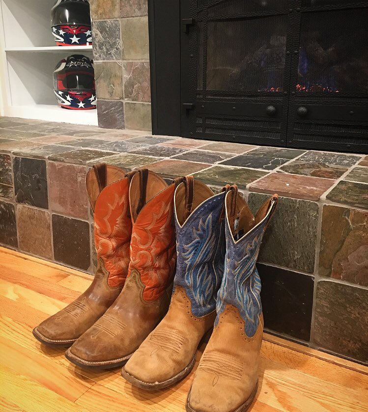 BOBSLEDR's tweet image. When your #BootGame subconsciously screams #BoiseState! #Blue #Orange @Ariat