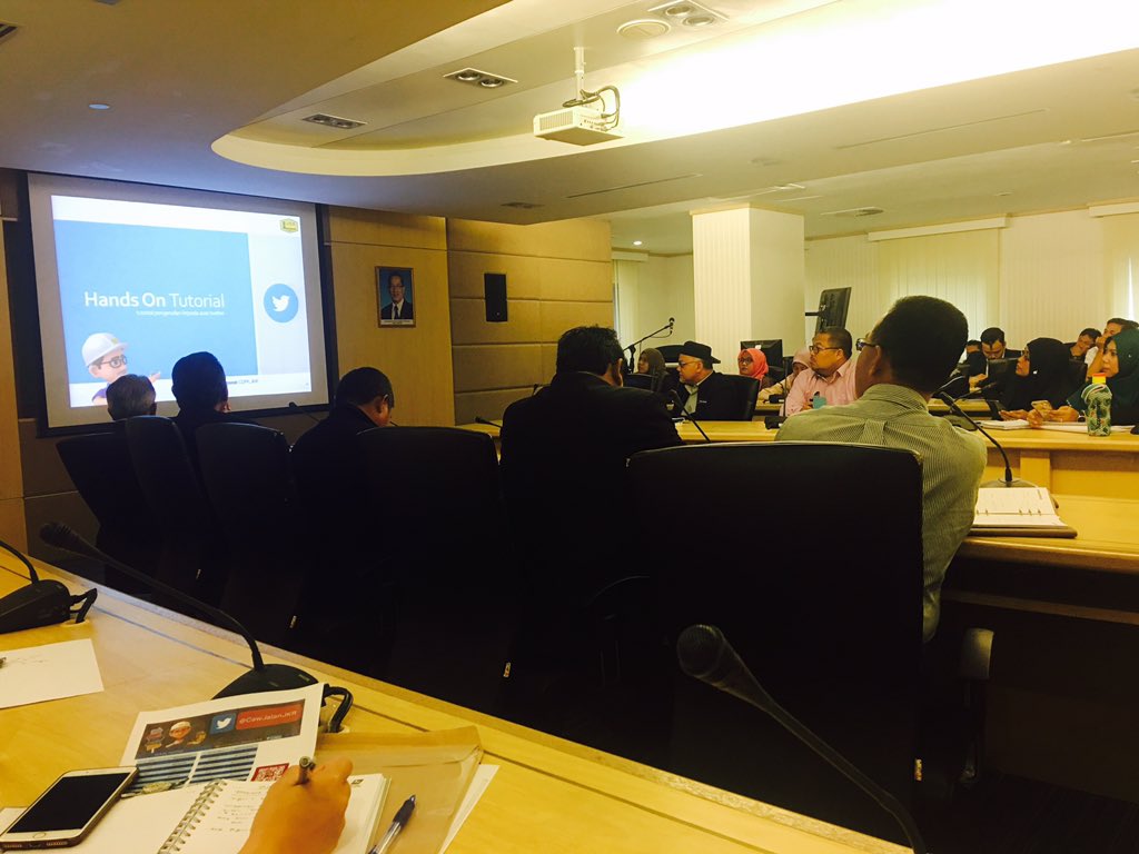 Taklimat Pengenalan Asas Twitter Caw Jalan telah disampaikan oleh Bhgn Komunikasi Korporat, CDPK pada 2 Mac 2018.