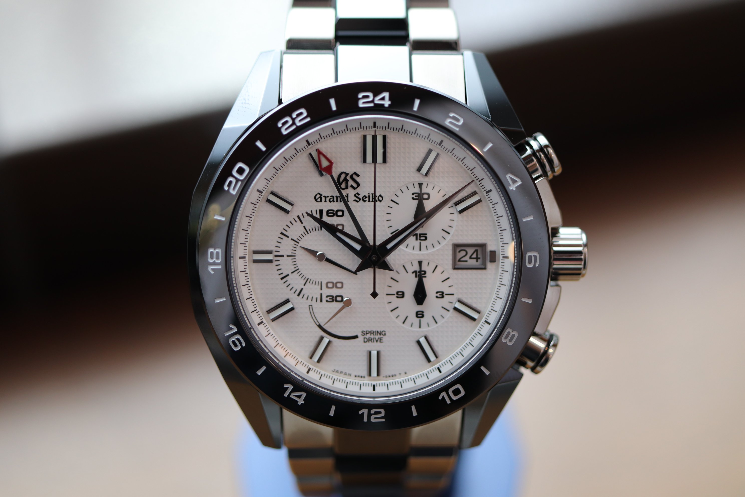 日本橋三越本店 Mitsukoshi グランドセイコー からステンレスより軽量なブライトチタン とセラミックスをケースとベルトに採用した腕時計が初登場 内部にはゼンマイの力を使い電池なしで高精度のクォーツ機械を作動させるスプリングドライブ搭載 新