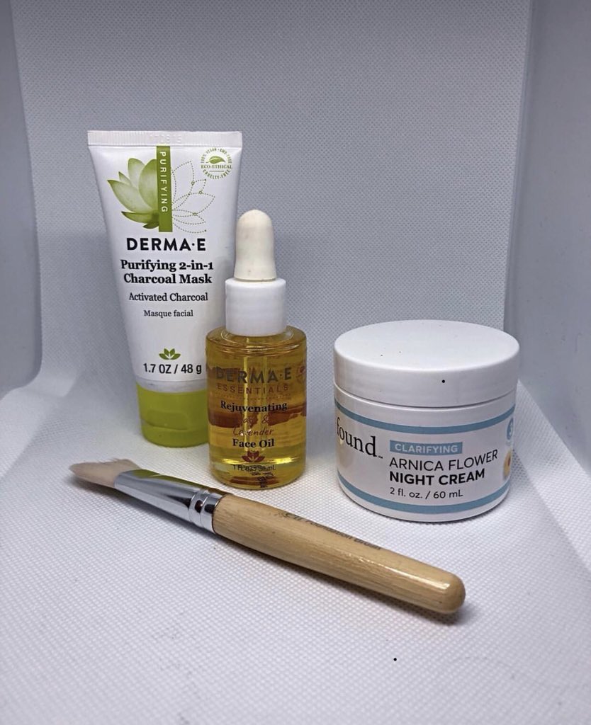 _Thatbaileygal_'s tweet photo. Don’t forget to check out my #blogpost on #Charcoal & #Skincare 🤔 Click ➡️ https://t.co/NERAJ4SZzd featuring @derma_e and #FoundBeauty #discoverfound #organicskincare #beautyblogger https://t.co/aVRFI5ROOc