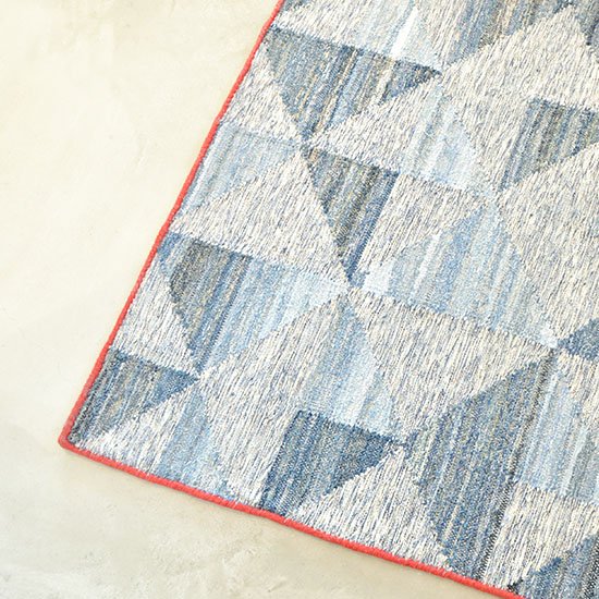 「RUG　デニム」

不要になったデニムを回収して洗いをかけた後、細かく裁断して仕上げた手織りの赤いステッチがポイントのラグマットです。

春の新生活にいかがですか？

urx3.nu/IPaE
