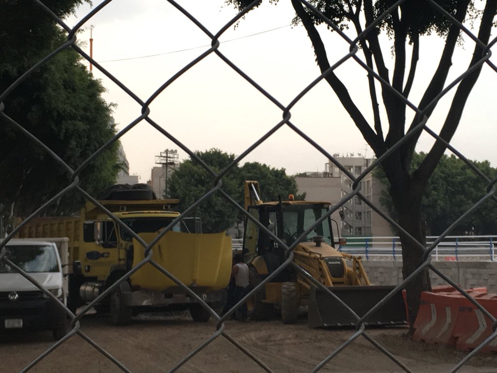 maacias's tweet photo. Encontramos una de las pistas de tartán que se  construyen @DelegacionBJ. Parece desfasado, los contratos para construir y supervisar se firmaron en dic.2016 y terminaban en sept.2017. @TPresupuestaria @opencontracting #DatosEnLaCalle #RallyMX @ciepmx #CIEPmx DIF16160400817307 https://t.co/VxU4SCebAJ