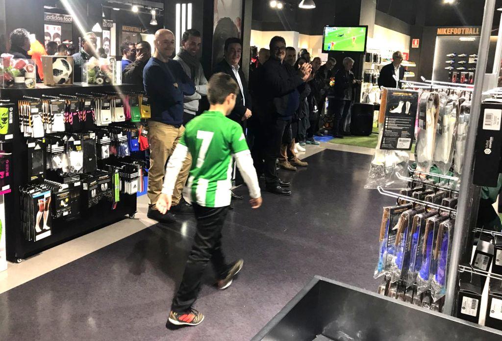 esportbase's tweet photo. TECNIFICACIÓN | @FutbolEmotionVL Valencia y @retto_sports @RettoMercury escenificaron su alianza para la temporada 2018-2019 cc @futbolemotion https://t.co/FU8dUI4kCP https://t.co/wVacia720o
