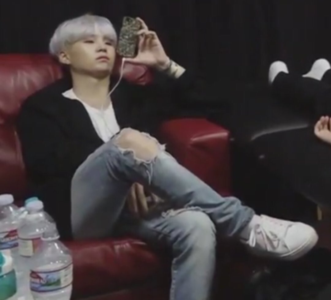 AlguemDBTS's tweet photo. "Você precisa interagir e socializar mais com os seus amigos"
eu:

#iHeartAwards #BestFanArmy #BTSARMY @BTS_twt 

@wathobi https://t.co/ga6SkmzMdn