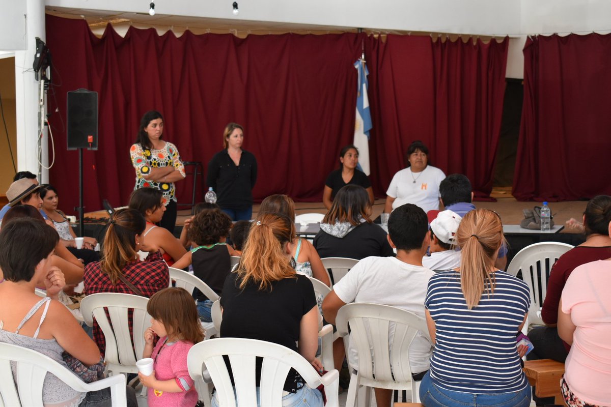 MuniPuelo's tweet photo. #AHORA 

Personal de @Habitat_Chbt en #LagoPuelo reunido con adjudicatarios en un trabajo en conjunto con @MuniPuelo https://t.co/M8byfRkwJv