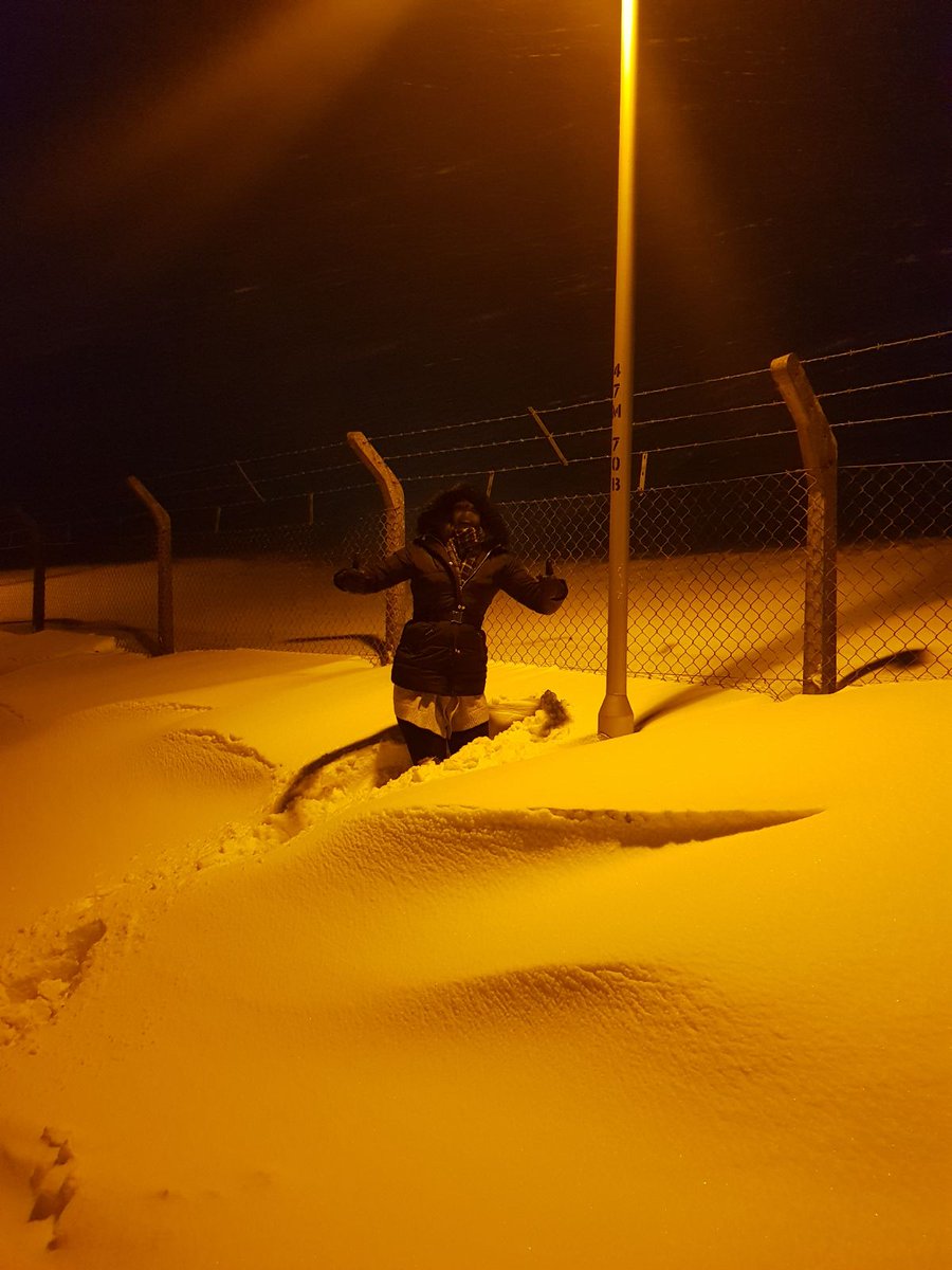 MeganGroves25's tweet photo. #BigFreezeOn5  - 4ft snow in Biggin Hill! https://t.co/0gvNnVrFk2