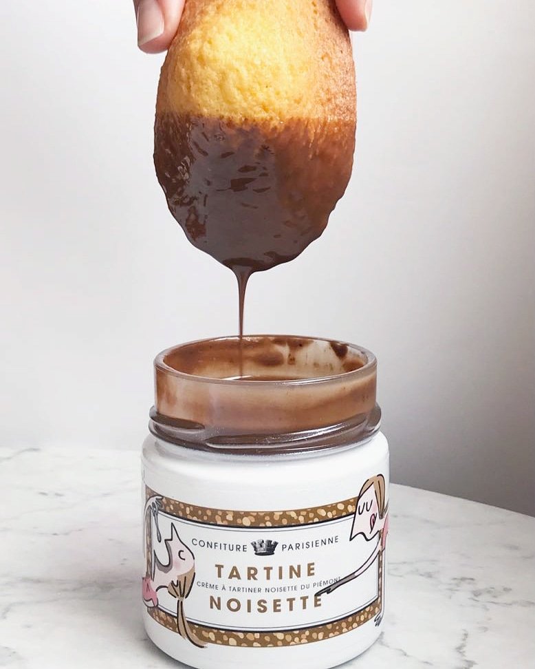 Confiture parisienne lance Tartine.

Tartine, c’est une crème à tartiner. Attention, pas pâte : crème. Pas du genre qui colle au couteau et qui emporte la mie du pain avec l’eau du bain, non : Une vraie crème onctueuse à base de noisettes du Piémont, amandes pralinée et cacao pur