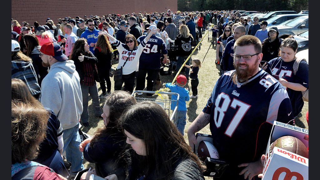 PatsHeartMX's tweet image. Danny llegó a un supermercado para firmar unos cuantos autógrafos, nunca se imaginó que lo esperaban más de 2000 personas. #SignHim 👊
