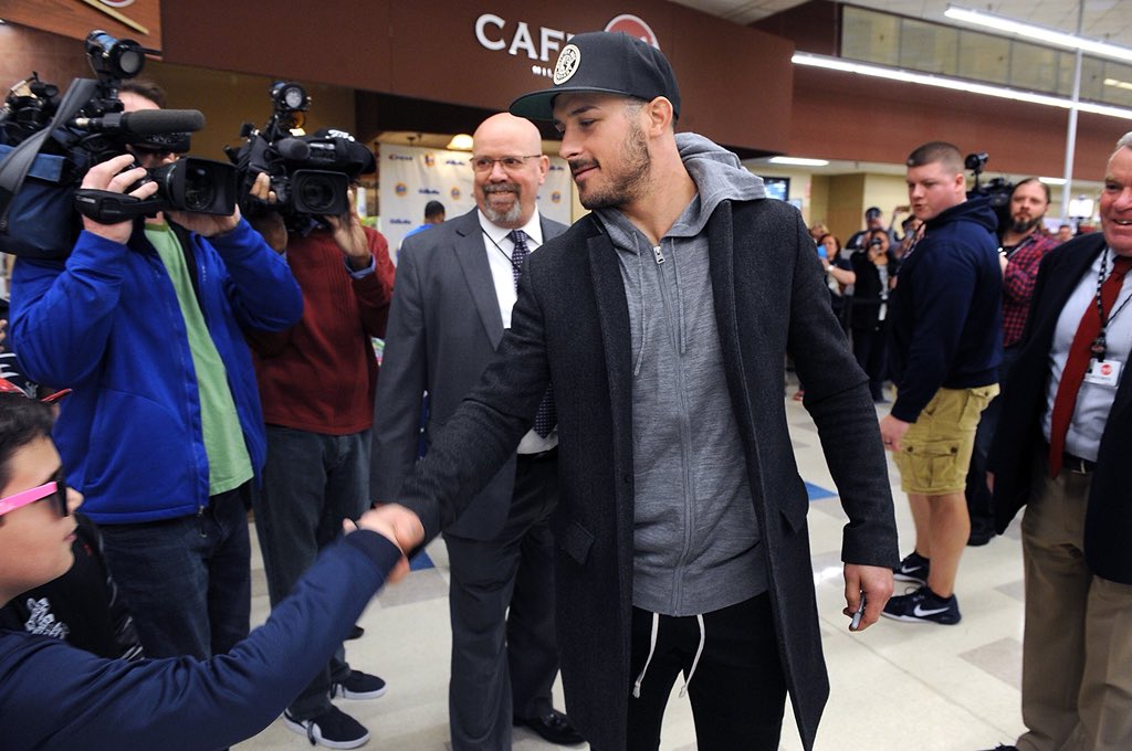 PatsHeartMX's tweet image. Danny llegó a un supermercado para firmar unos cuantos autógrafos, nunca se imaginó que lo esperaban más de 2000 personas. #SignHim 👊