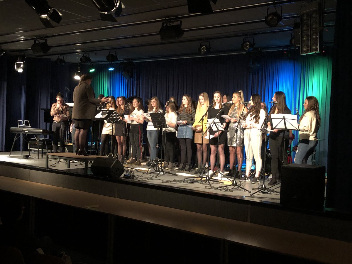 Ook vanavond @UrsulaHorn: de muziekavond. Alle leerlingen van de bovenbouw met muziek traden op. Er viel veel te genieten voor de toeschouwers.