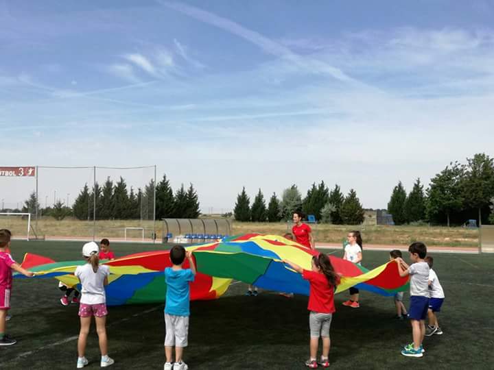 CrisolAzu's tweet photo. Dónde va el dinero recaudado de la V QUEDADA .@TriatlonAzukeka? A un proyecto llamado #EducandoEnIgualdad, mediante juegos y escucha activa y respetuosa, fomentamos la Cooperación, la Igualdad de Trato, y el respeto a la Diferencia. #Azuqueca https://t.co/BOIgWrdtgo