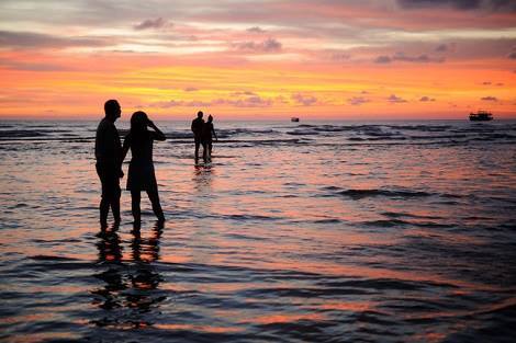 Aseptobron's tweet photo. El #Anochecer en la #Playa es un momento único de las vacaciones. Cuidá tu #Garganta, la temperatura puede bajar abruptamente por la noche. https://t.co/K79aBL5od5
