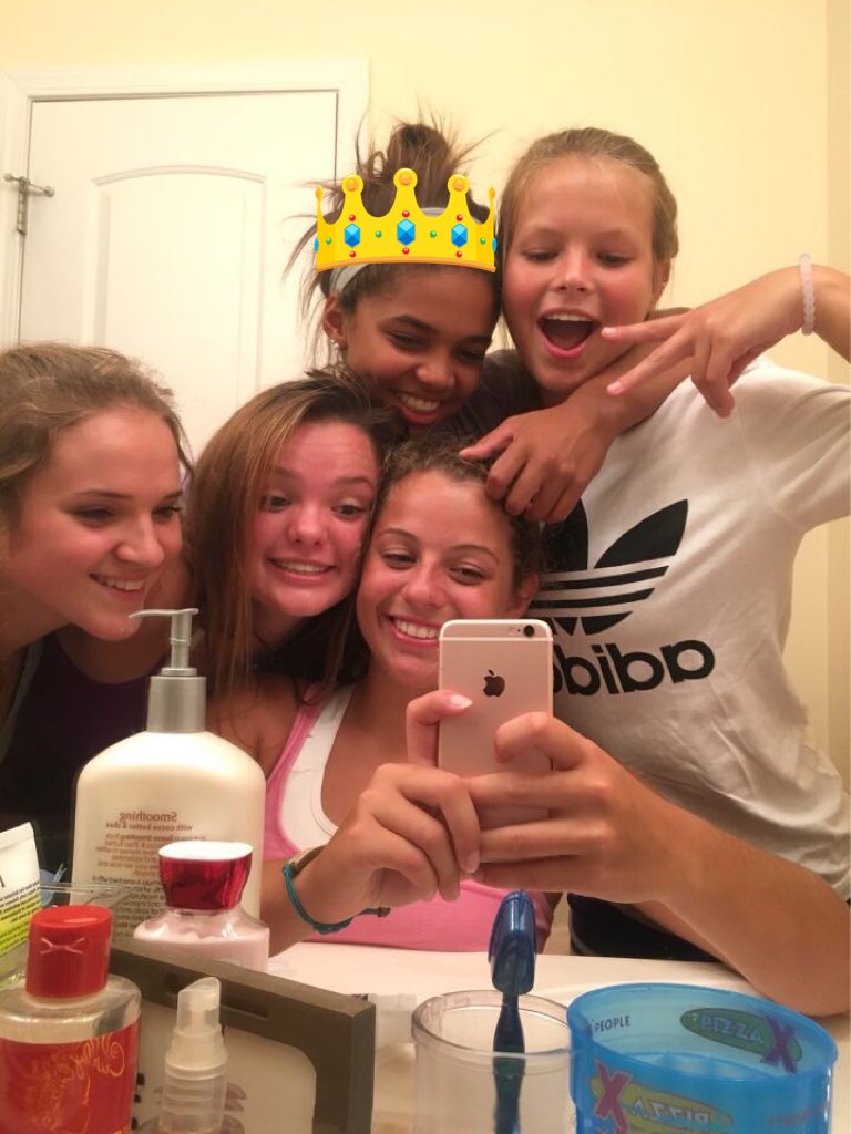 cassidyaders's tweet photo. Happy birthday Sarah 🐝!! Love ya sooo much ❣️❣️@sarah_bruhthea https://t.co/bJVCfVYF7j