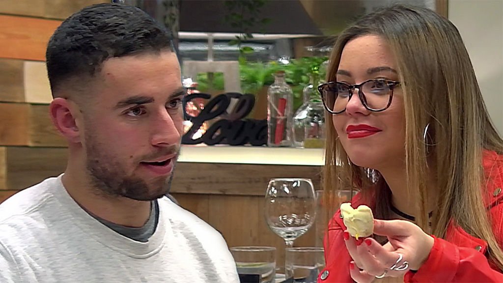 cuatro's tweet photo. Lauren se pasa de confianza y mete la pata con Mª del Amor: "¡Qué gorda eres!" #FirstDates574 https://t.co/DgFm3UBj4N https://t.co/28yzgnQLtz