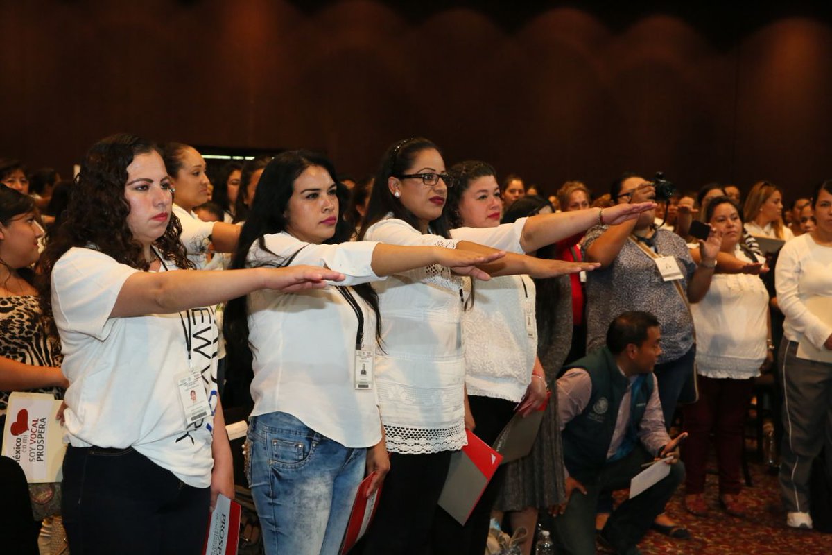 paula_hdz's tweet photo. Como vocales las invito también a que trabajemos juntas y nos empoderemos para sacar adelante a nuestras titulares y que sepan que están respaldadas por un gran programa: María Isabel #Vocal @Prospera_MX en #Morelia #Michoacán https://t.co/LFFwDwe0WN